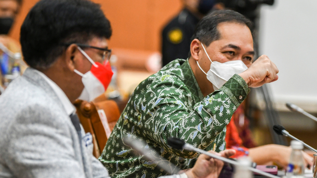 Menteri Perdagangan Muhammad Lutfi (kanan) mengikuti rapat kerja dengan Komisi VI DPR di Kompleks Parlemen, Senayan, Jakarta, Senin (23/8/2021). Foto: Galih Pradipta/ANTARA FOTO