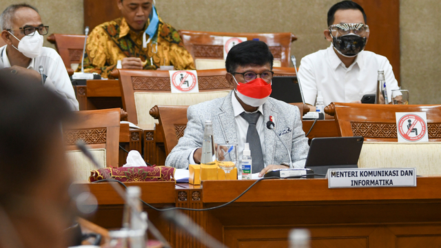 Menkominfo Johnny G. Plate mengikuti rapat kerja dengan Komisi VI DPR di Kompleks Parlemen, Senayan, Jakarta, Senin (23/8/2021). Foto: Galih Pradipta/ANTARA FOTO
