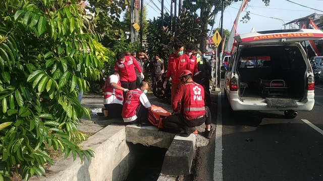 Proses evakuasi korban. Foto: Satlantas Polresta Malang Kota
