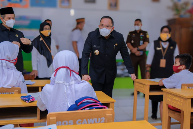 Bupati Muba, Dodi Reza, meninjau pelaksanaan belajar tatap muka SD dan SMP. Foto: Istimewa