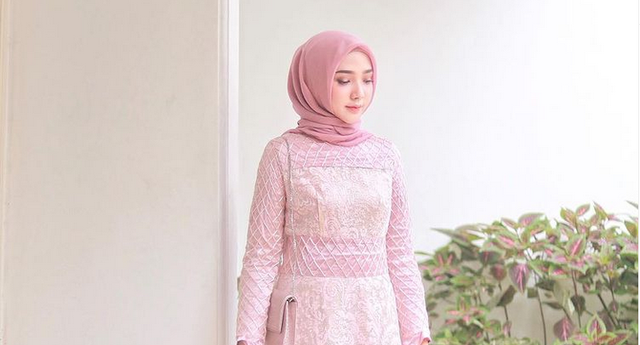 Ilustrasi 5 gaya baju brokat ala selebgram Ayu Indriati. (Dok.Instagram/@ayuindriati)