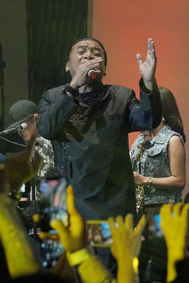 Penampilan Didi Kempot dalam konser The Lord Of Loro Ati di The Pallas, SCBD, Jakarta Selatan.  Foto: Fanny Kusumawardhani/kumparan