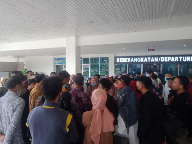 Puluhan mahasiswa di Bandara Halu Oleo batal terbang karena surat PCR mereka palsu. Foto: Istimewa. 