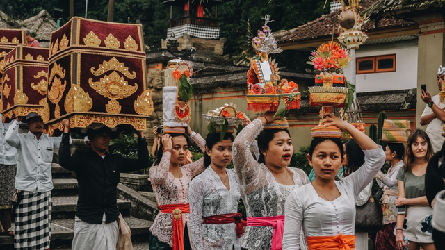 Keberagaman masyarakat Indonesia yang harus disyukuri. Foto: dok. https://unsplash.com/