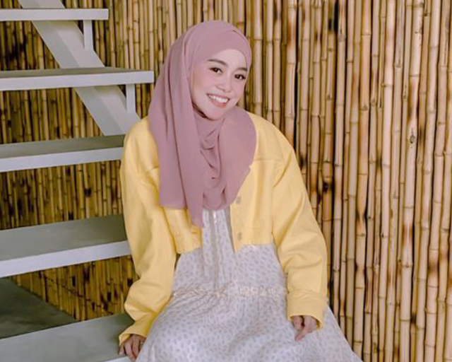Baju warna kuning cocok dengan jilbab warna apa. Sumber: Instagram/lestykejora