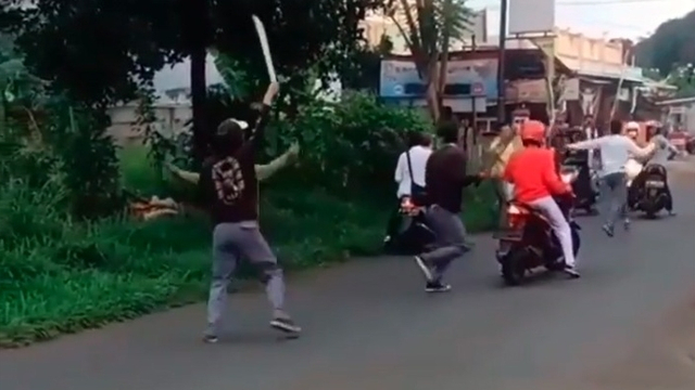 Tawuran pelajar di Depok, Jawa Barat, Senin (23/8). Foto: Dok. Istimewa