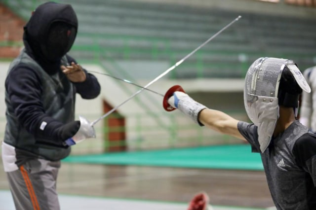 Atlet anggar Aceh berlatih di GOR KONI Aceh untuk persiapan PON XX Papua 2021. Foto: Suparta/acehkini