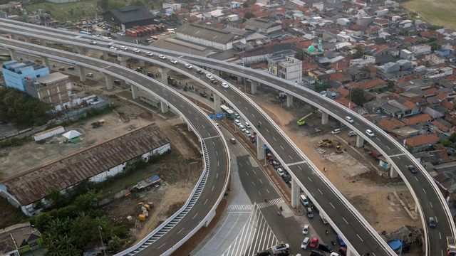 Foto udara sejumlah kendaraan melintas di jalan Tol Pulo Gebang-Kelapa Gading yang sedang di uji coba secara gratis, Cakung, Jakarta, Senin (23/8/2021). Foto: Fakhri Hermansyah/ANTARA FOTO
