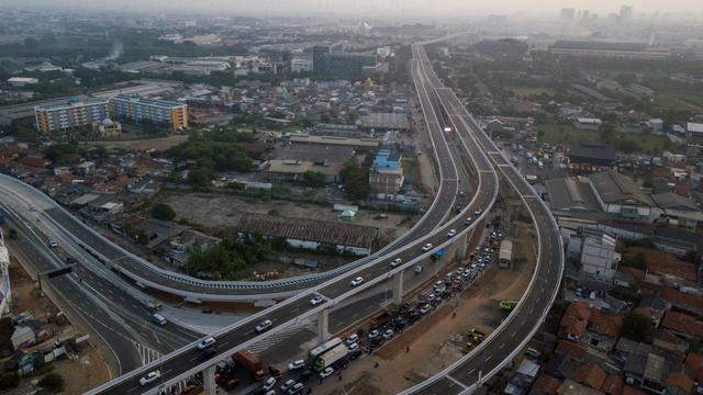 Foto udara sejumlah kendaraan melintas di jalan Tol Pulo Gebang-Kelapa Gading yang sedang di uji coba secara gratis, Cakung, Jakarta, Senin (23/8/2021). Foto: Fakhri Hermansyah/ANTARA FOTO