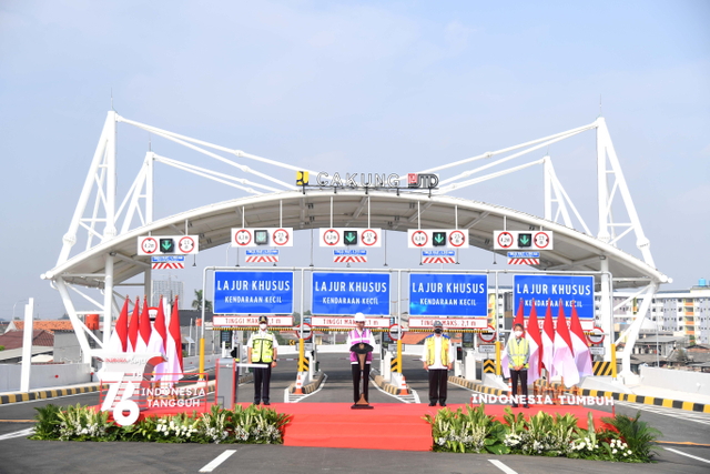 Presiden Joko Widodo (kedua kiri) memberikan pidato saat peresmian salah satu segmen dari proyek enam ruas jalan tol dalam kota Jakarta, yakni Kelapa Gading - Pulo Gebang di Jakarta, Senin (23/8).  Foto: Lukas/Biro Pers Sekretariat Presiden/HO/ANTARA FOTO