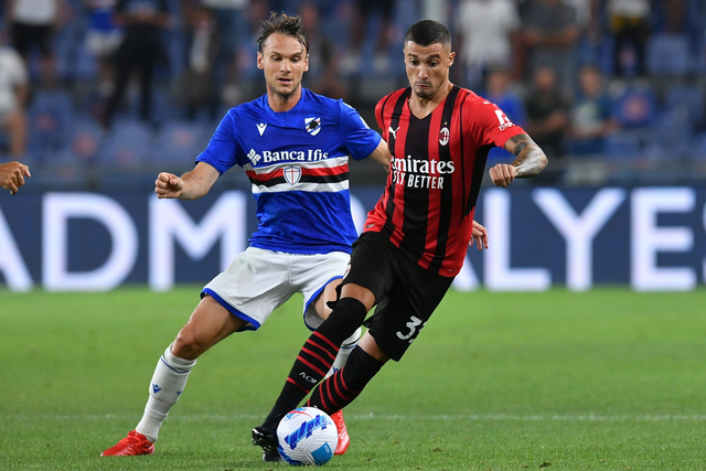 Pemain AC Milan Rade Krunic berusaha melewati pemain Sampdoria pada pertandingan Liga Italia di Stadio Comunale Luigi Ferraris, Genoa, Italia. Foto: Jennifer Lorenzini/REUTERS