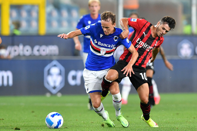Pemain AC Milan Brahim Diaz Berebut bola dengan pemain Sampdoria Mikkel Damsgaard pada pertandingan Liga Italia di Stadio Comunale Luigi Ferraris, Genoa, Italia. Foto: Jennifer Lorenzini/REUTERS