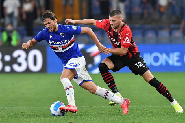 Pemain AC Milan Ante Rebic berusaha merebut bola dari pemain Sapmpdoria Bartosz Bereszynski pada pertandingan Liga Italia di Stadio Comunale Luigi Ferraris, Genoa, Italia.
 Foto: Jennifer Lorenzini/REUTERS