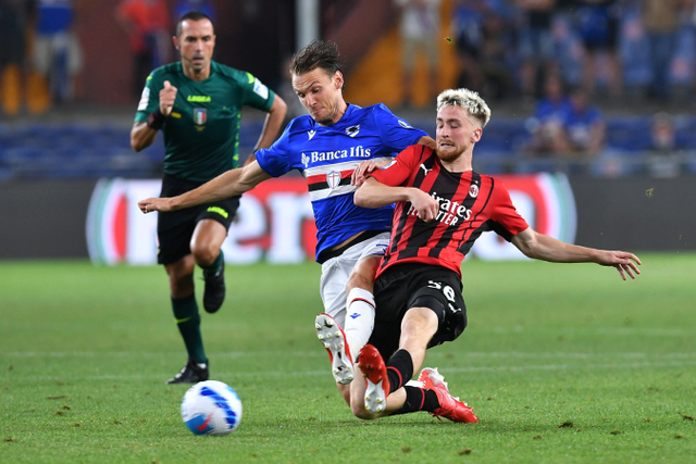Pemain AC Milan Alexis Saelemaekers berebut bola dengan pemain Sapmpdoria Albin Ekdal pada pertandingan Liga Italia di Stadio Comunale Luigi Ferraris, Genoa, Italia.
Foto: Jennifer Lorenzini/REUTERS