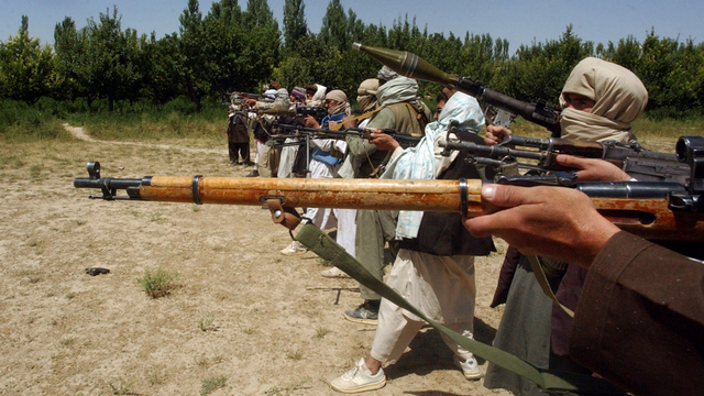 Pejuang Taliban berlatih dengan senjata mereka di lokasi yang dirahasiakan di Afghanistan 14 Juli 2009. Foto: STR/REUTERS