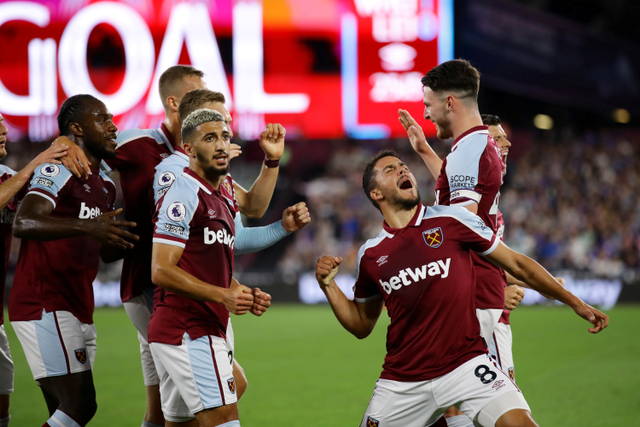 Selebrasi pemain West Ham usai mencetak gol ke gawang Leicester City pada pertandingan Liga Inggris di Stadion London, London, Inggris. Foto: David Klein/REUTERS