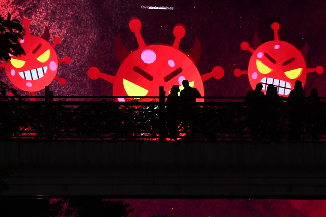 Sejumlah warga berdiri di area Jembatan Penyeberangan Orang (JPO) kawasan Sudirman, Jakarta, Senin (23/8).  Foto: Wahyu Putro A/ANTARA FOTO