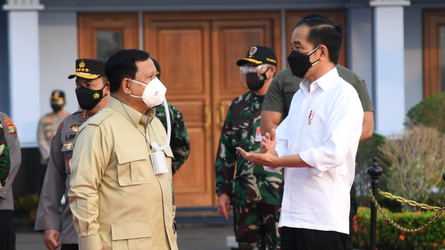 Presiden Joko Widodo berbincang dengan Menhan Prabowo Subianto sebelum kunjungan kerja ke Kota Samarinda, Provinsi Kalimantan Timur. Foto: Lukas/Biro Pers Sekretariat Presiden