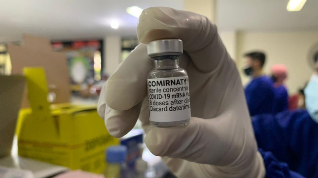 Vaksin Pfizer yang diberikan kepada warga di Gedung Judo, Kelapa Gading, Jakarta Utara. Foto: Nugroho GN/kumparan