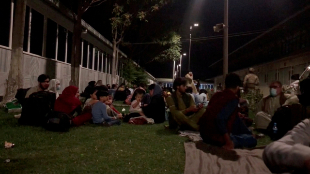 Pengungsi berkumpul di bandara Kabul, Afghanistan, Senin (23/8/2021. Foto: Reuters TV