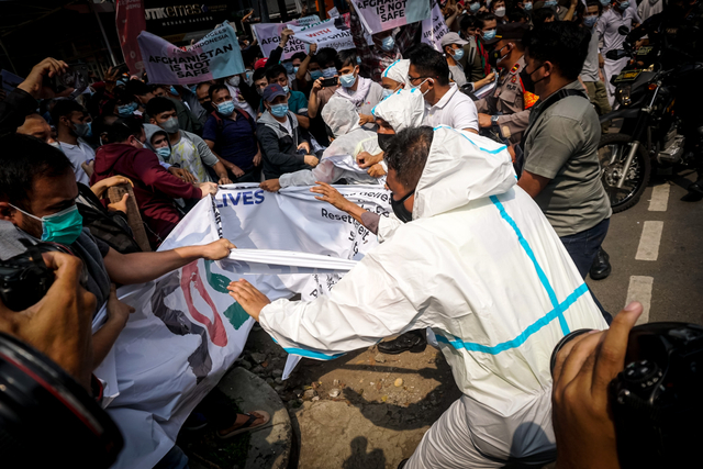 Petugas Kepolisian membubarkan paksa aksi protes pencari suaka asal Afghanistan di depan kantor UNCHR, Selasa (24/8). Foto: Iqbal Firdaus/kumparan