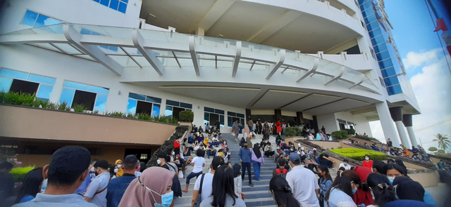 Antrean vaksinasi massal di Sekolah Maitreyawira Palembang. (foto: Ary Priyanto/Urban Id)