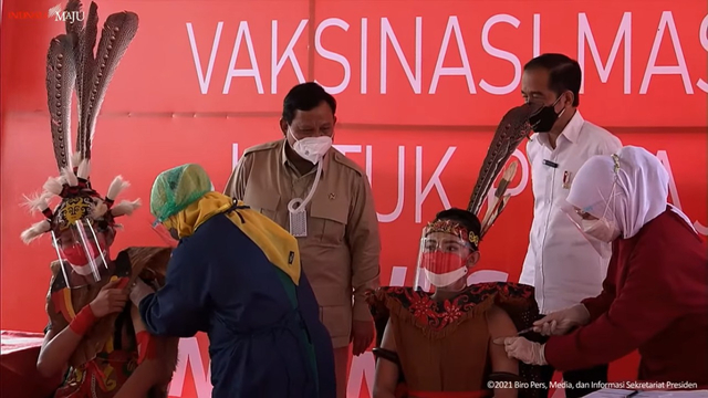 Presiden Jokowi didampingi Menhan Prabowo Subianto dan Gubernur Kaltim Isran Noor saat meninjau vaksinasi COVID-19 untuk pelajar di Samarinda. Foto: Youtube/Setpres