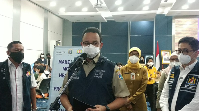Gubernur DKI Jakarta saat meninjau vaksinasi WNA yang bekerja sama dengan Kadin DKI di Balai Kota. Foto: Dok. Istimewa