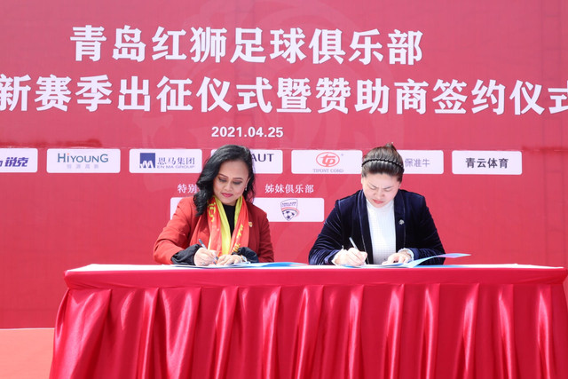 Esti Lestari (kiri) Wanita Indonesia yang jadi manajer Tim China, Qingdao Red Lions FC. Foto: Dok. Esti Lestari
