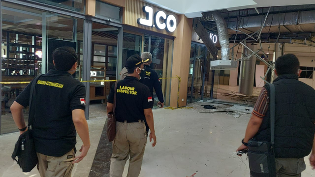 Kemnaker menurunkan Tim Pengawas Ketenagakerjaan Spesialis Bidang K3 untuk investigasi kecelakaan di tempat kerja di Mal Margo City Depok. Foto: Dok. Kemnaker