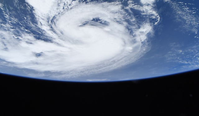 Badai Henri bergejolak di Samudera Atlantik saat mendekati pantai timur laut AS dekat Long Island, New York. Foto diambil oleh astronaut NASA, Megan McArthur.  Foto: NASA/Megan McArthur