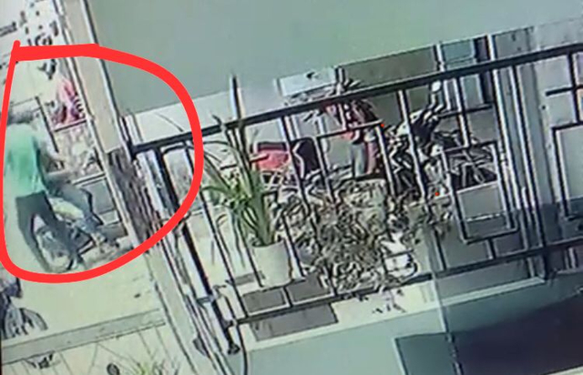 Erik Gustam, atlet bela diri pemegang sabuk hitam judo asal Pontianak, saat menangkap maling yang membongkar rukonya.