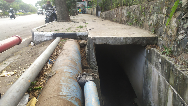Petugas Dinas Pekerjaan Umum Pemkot Bandung mendapati adanya kamar yang terletak di dalam saluran drainase atau gorong-gorong di Jalan Dr. Djunjunan pada Selasa (24/8). Foto: Rachmadi Rasyad/kumparan