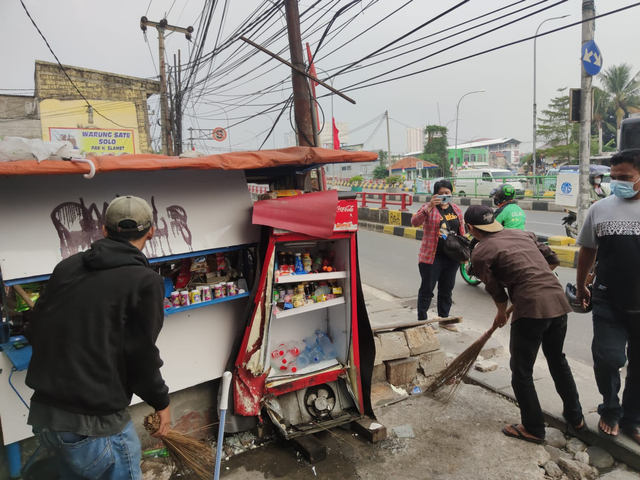 Sebuah warung yang berada di Jalan Arif Rahman Hakim tertabrak mobil saat putar balik kendaraan. Foto: Dok. Istimewa