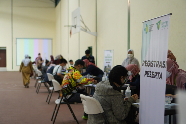 Begini suasana vaksinasi untuk menekan jumlah angka Covid-19 di Jabar, kegiatan ini terselenggara atas kerjasama DD Jabar bersama Sekolah Staf dan Komando (Sesko) TNI dan Dinas Kesehatan Kota Bandung. (Senin, 23/08/2021). Dok Dompet Dhuafa