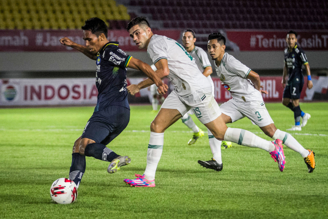 Pertandingan Semifinal Leg ke-2 Piala Menpora antara Persib Bandung melawan PSS Sleman di Stadion Manahan, Solo Foto: Mohammad Ayudha/ANTARA FOTO