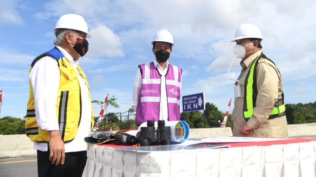 Presiden Joko Widodo bersama Menhan Prabowo Subianto dan Menteri PUPR Basuki Hadimuljono meninjau sodetan jalan akses IKN. Foto: Biro Pers Sekretariat Presiden