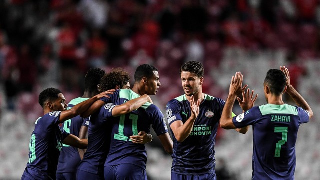 Pertandingan leg pertama play-off Liga Champions UEFA antara Benfica melawan PSV Eindhoven di stadion Luz, Lisbon, Portugal. Foto: PATRICIA DE MELO MOREIRA / AFP