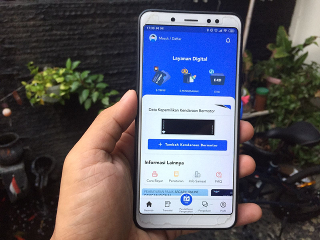 Aplikasi samsat digital Signal sudah bisa digunakan, untuk bayar pajak kendaraan bermotor (PKB). Foto: Ghulam Muhammad Nayazri / kumparanOTO