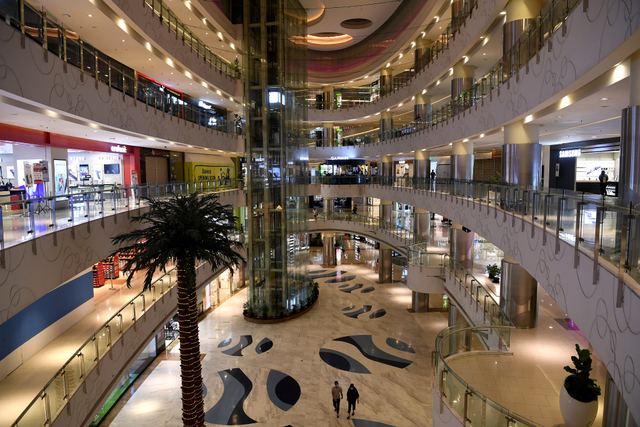 Suasana di Mal Central Park saat penyesuaian PPKM Level 3, Selasa (24/8/2021). Foto: Sigid Kurniawan/Antara Foto