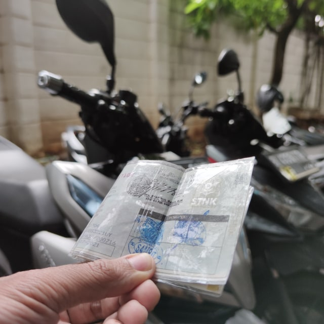 Ilustrasi STNK. (Foto: Ghulam Muhammad Nayazri/KumparanOTO)