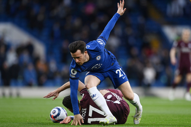 Pemain Chelsea Ben Chilwell berusaha melewati hadangan pemain Leicester City pada pertandingan lanjutan Premier League di Stamford Bridge, London, Inggris. Foto: Glyn Kirk/Pool/REUTERS