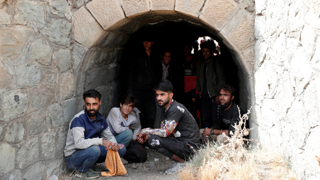 Migran Afghanistan bersembunyi dari pasukan keamanan di sebuah terowongan di bawah rel kereta api, dekat Tatvan di provinsi Bitlis, Turki (23/8). Foto: Murad Sezer/REUTERS