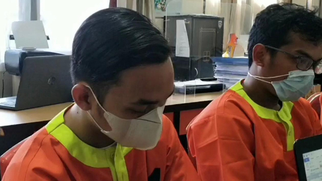 DUA mahasiswa Riau hendak kembali ke Turki terpaksa harus berurusan dengan Polisi usai ketahuan memalsukan surat bebas COVID-19 saat berangkat ke Jakarta, Minggu (22/8/2021), di Bandara Sultan Syarif Kasim (SSK) II, Pekanbaru. 