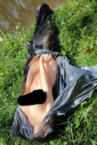 Viral polisi di Prancis terkecoh lantaran menemukan yang awalnya dikira ternyata hanya sebuah boneka seks perempuan. (Foto: Istimewa)