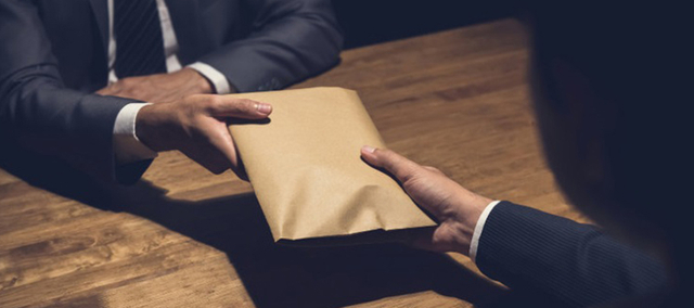 Ilustrasi praktik gratifikasi atau pemberian hadiah (Foto: KPK 2021)