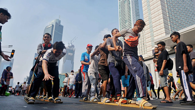 Permainan tradisional bakiak. Foto: Irfan Adi Saputra/Kumparan