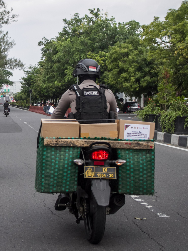 Tim Sparta Polresta Solo saat akan menyalurkan Bantuan Sosial (Bansos) di Solo, Jawa Tengah, Rabu (25/8).  Foto: Mohammad Ayudha/ANTARA FOTO