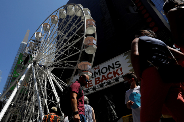 Pengunjung menaiki Times Square Wheel, bianglala yang dibangun di Times Square, Manhattan, New York City, AS. Foto: Andrew Kelly/REUTERS
