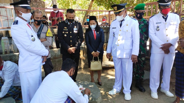 Camat Kangae, Yohanes Emil Sastriawan bersama forkopimcam dan para kepala desa se-Kecamatan Kangae saat melakukan ritual adat di Desa Teka Iku. Foto : Istimewa